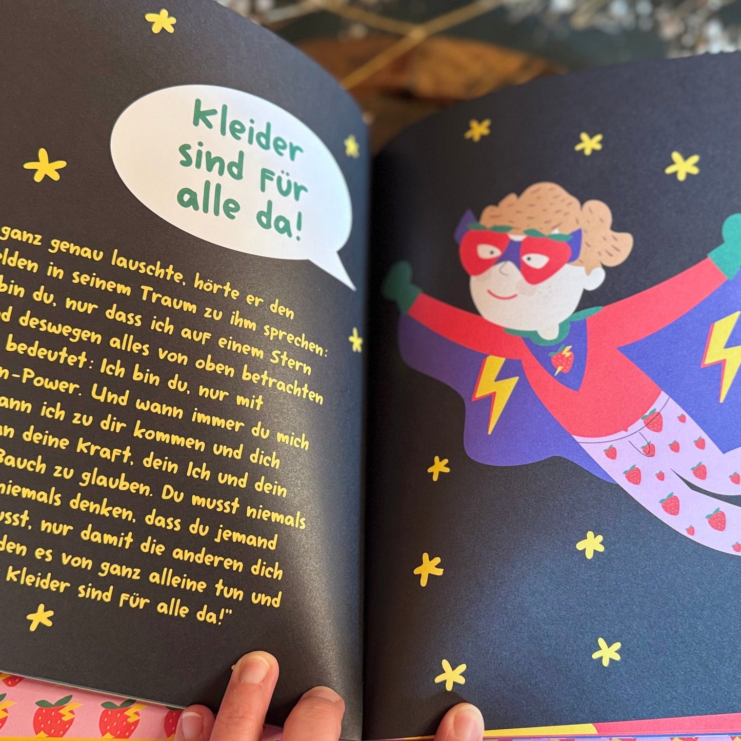 Bo mit der rosa Erdbeerhose